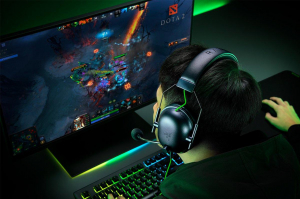 17179811261161-razerblacksharkv2xauricolarecablatoapadiglionegiocareneroverde