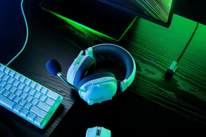 17303780414437-razerblacksharkv2proauricolarewirelessapadiglionegamingbluetoothbianco